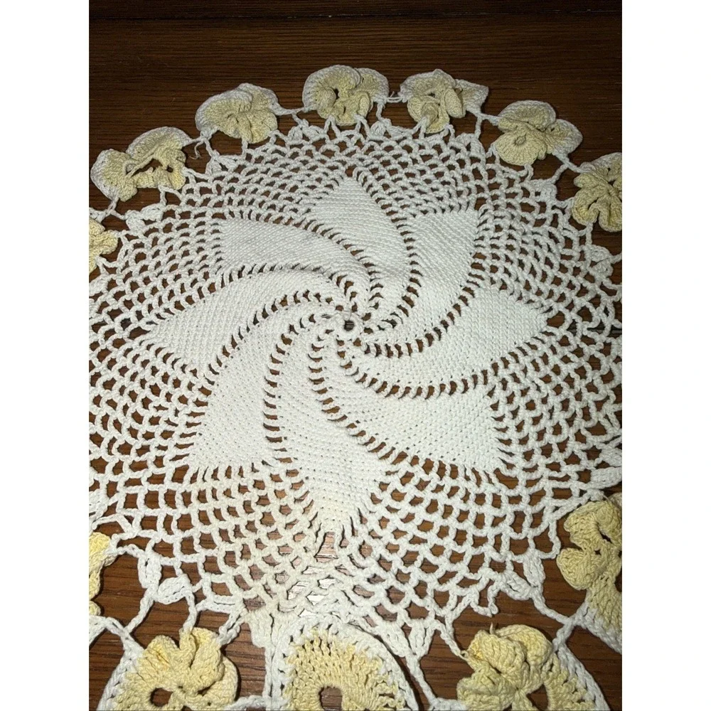 Vtg‎ Hand Crocheted White Spiral Doileyvwith Yellow Pansy Flower Border 13